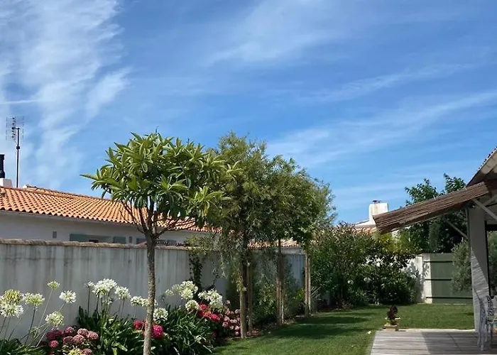 Сasa de vacaciones Maison 8 Personnes Avec Grand Jardin Et Piscine Chauffée Sainte-Marie-de-Ré